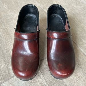 Dansko Professional Clogs Size 38 Burgundy Slip On